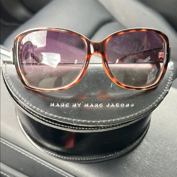 Marc by Marc Jacobs Brown Gradient Oversized Sunglasses with Case Marc By Marc Jacobs Brown Oversized Sunglasses with case main image 2